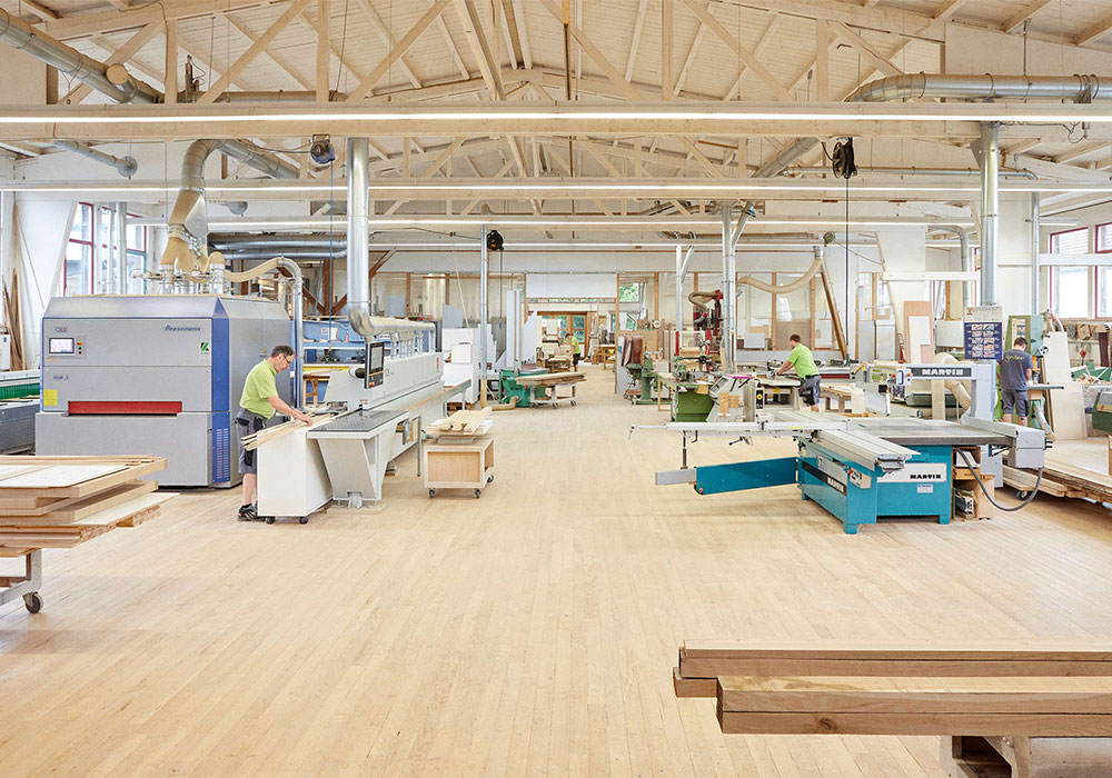 Einblick in die Werkstatt von Grüner Interieur in Gerstetten. Raum für Handwerkskunst.