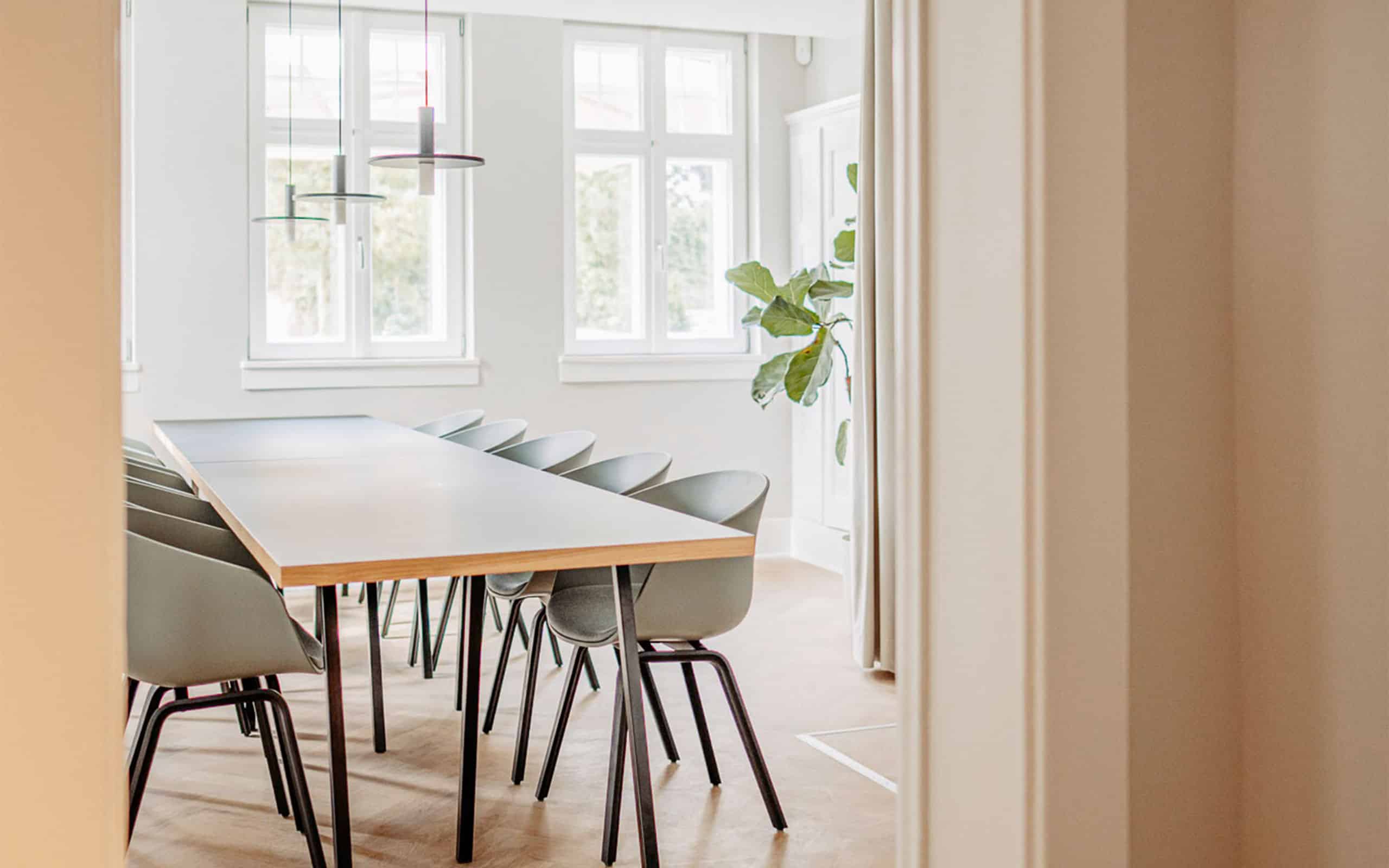 Besprechungsraum von Wolf Planung. Mitgestaltung und Einrichtung Bürogebäude in Heidenheim.