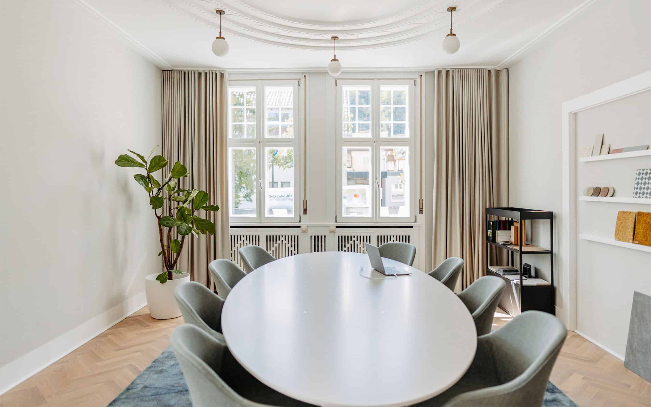 Besprechungsraum von Wolf Planung. Mitgestaltung und Einrichtung Bürogebäude in Heidenheim.