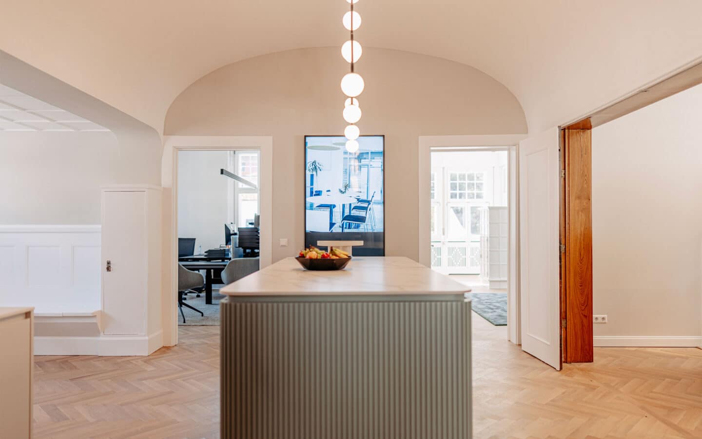 Mitgestaltung und Einrichtung Bürogebäude in Heidenheim. Hier ist der Eingangsbereich mit Empfangstheke zu sehen.