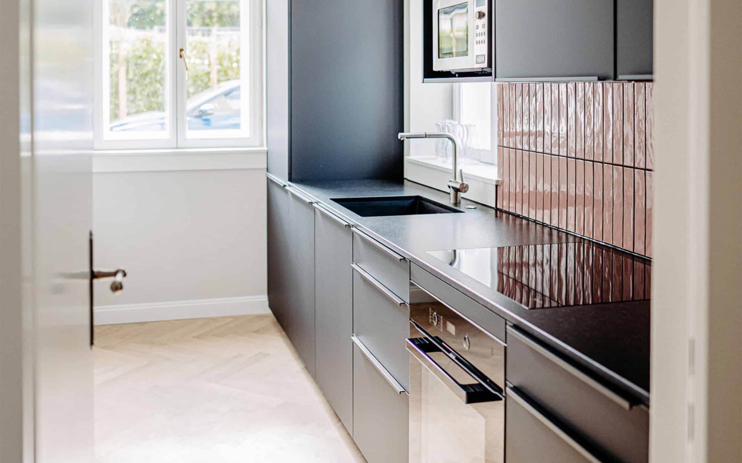 Mitgestaltung und Einrichtung Bürogebäude in Heidenheim. Hier ist die Küche zu sehen.