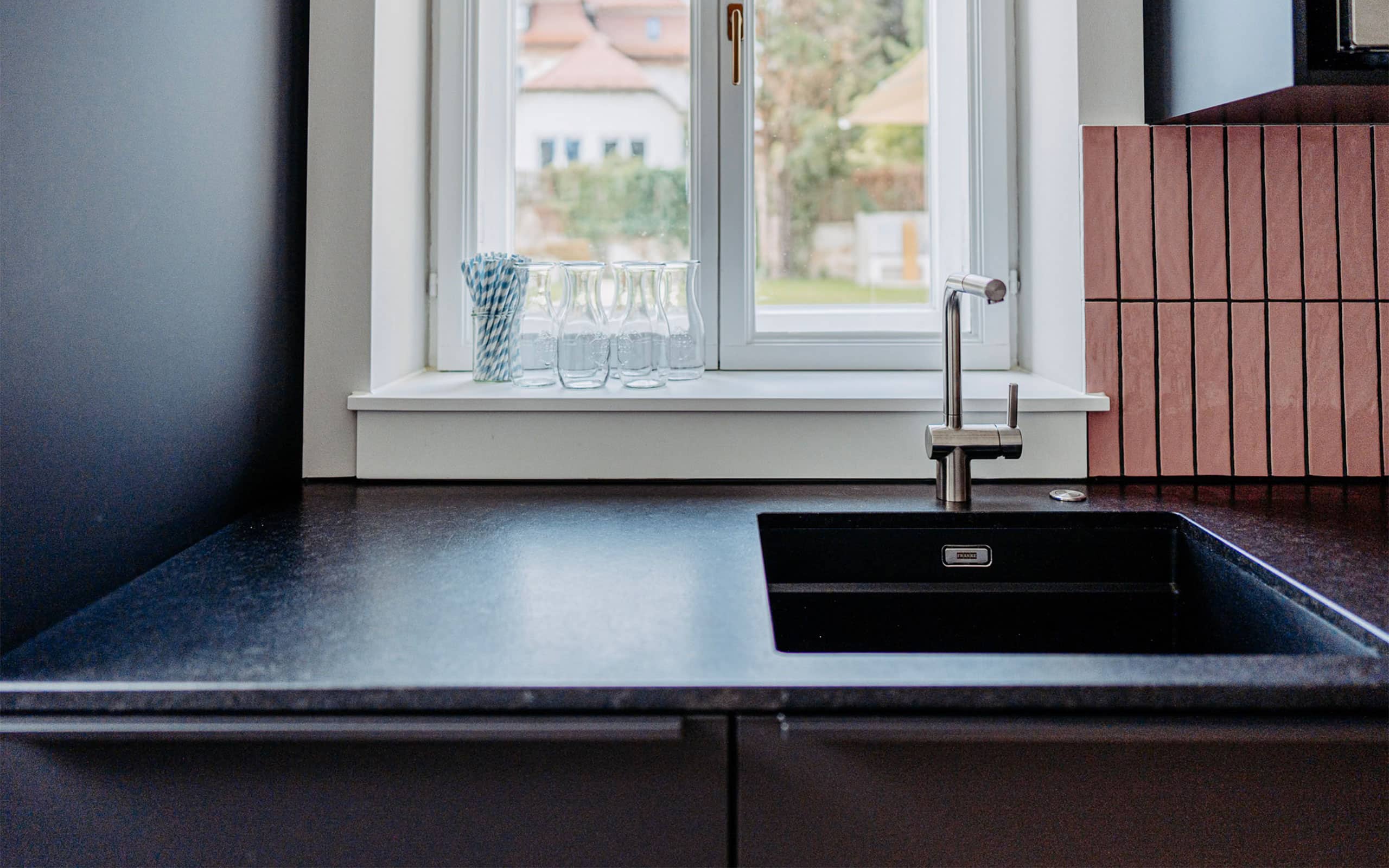 Mitgestaltung und Einrichtung Bürogebäude in Heidenheim. Hier ist die Küche zu sehen.