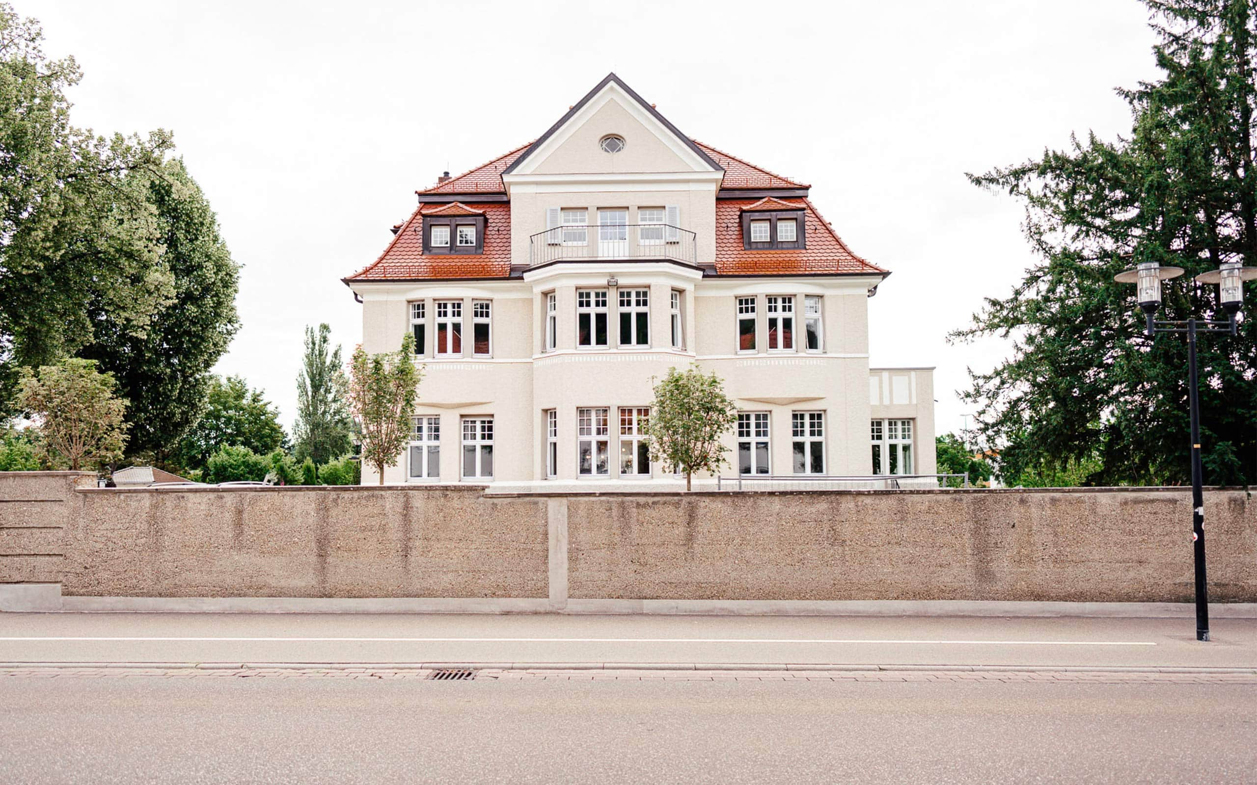Aussenaufnahme des Gebäude von Wolf Planung. Mitgestaltung und Einrichtung Bürogebäude in Heidenheim.