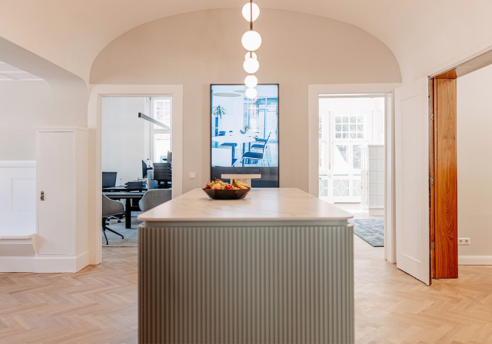 Mitgestaltung und Einrichtung Bürogebäude WOLF Planung in Heidenheim. Hier ist der Eingangsbereich mit Empfangstheke zu sehen.